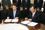 보건복지부는 지난 2005년 3월 직무성과계약를 도입, 본격적인 성과관리를 시작했다. 김근태 당시 장관(왼쪽)과 송재성 당시 차관이 직무성과계약서에 서명하고 있다.