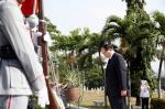 필리핀 한국전 참전기념비를 찾아 묵념하는 정 국회의장