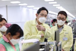 이재용 삼성전자 회장이 베트남 하노이 인근의 삼성디스플레이 법인(SDV)을 방문해 디스플레이 생산 공장을 점검하고 있다