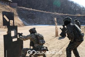 한미 특전대원들이 지난 31일, 경기도 포천시 미 로드리게스 사격장에서 전투사격 훈련을 하고 있다.(사진제공.육군)